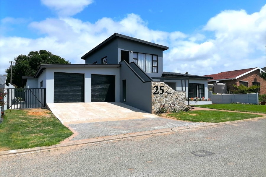 5 Bedroom Property for Sale in Stilbaai Wes Western Cape
